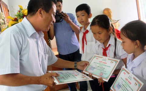 Cha mẹ làm ăn tấn tới, con "rinh" học bổng