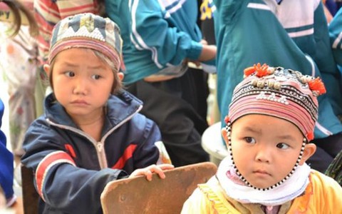 Học trò Bản Khoang ngơ ngác khai giảng muộn