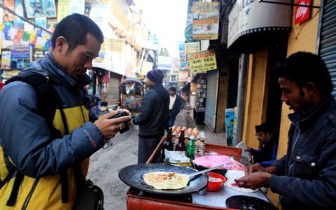 Ăn chapati trên đường phố Thamel