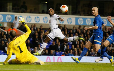Defoe tỏa sáng, Tottenham thắng đậm Tromso