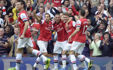 Mesut Ozil tỏa sáng, Arsenal đá bại Stoke City 3-1