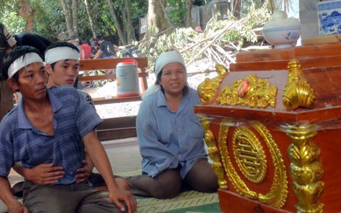 Người đàn ông bốn vòng tang