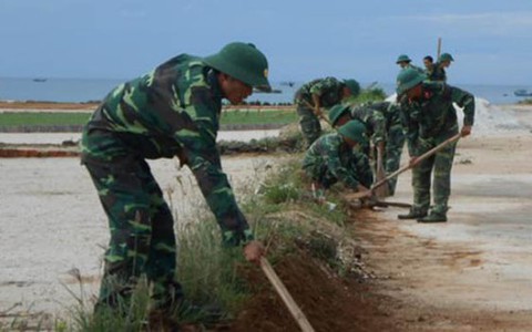 Lính đảo Lý Sơn làm sạch môi trường