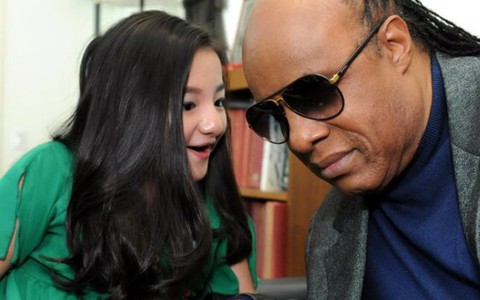 Phương Anh "xương thủy tinh" gặp danh ca Stevie Wonder