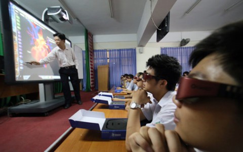 Thiết bị công nghệ ồ ạt vào trường
