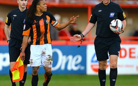 Edgar Davids bị chỉ trích vì bệnh ngôi sao