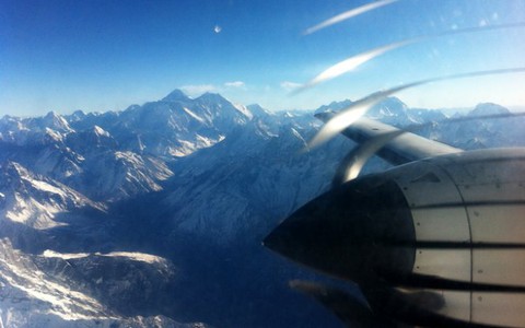 Bay cùng Everest