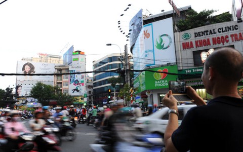 Không gian đô thị: đâu đâu cũng quảng cáo loạn xạ