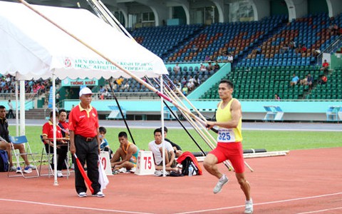 Những người thầm lặng bên lề đường piste