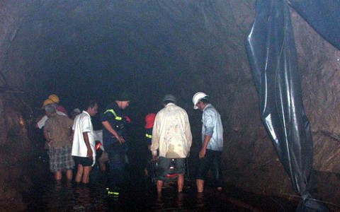 Gùi gạo, thức ăn lên núi tìm xác người thân