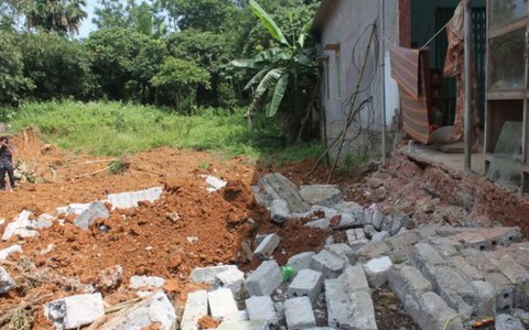 Tạm giữ lái máy xúc vụ đổ tường đè chết 4 em nhỏ