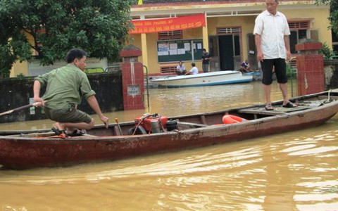 Hà Tĩnh: lũ muộn, xã Phương Mỹ ngập nặng