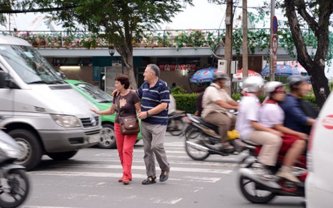 Nên nhường đường cho người đi bộ