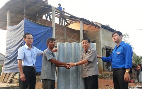 Giúp dân vùng bão lợp lại mái nhà