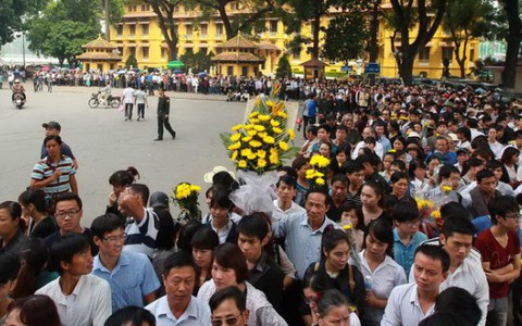 Cựu chiến binh cõng nhau vào viếng Đại tướng