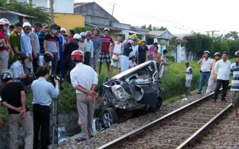 Tàu lửa tông xe ô tô, 1 người chết, 2 người bị thương nặng