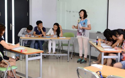 Khi người trẻ bịt tai, chỉ mở miệng