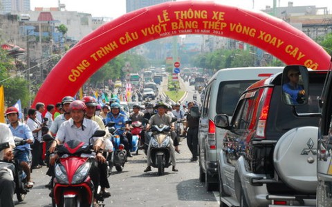 Cầu vượt chữ Y vòng xoay Cây Gõ ngày đầu thông xe