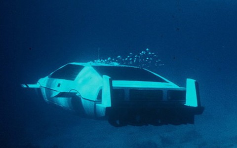 Tesla bỏ gần 1 triệu USD mua "xe phế liệu" của 007