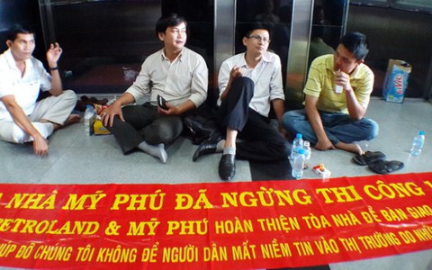 Khách hàng phong tỏa tòa nhà Petroland
