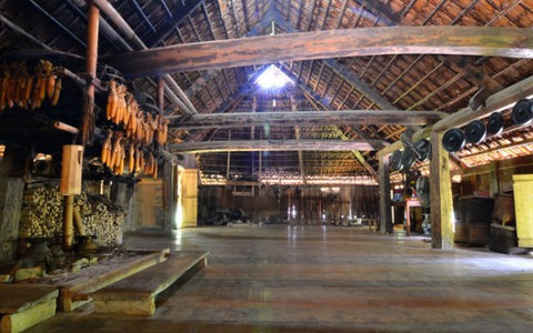 Nhà Lang cuối cùng bị du khách thiêu rụi