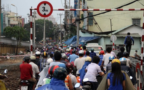 Kẹt xe trên cầu tạm Hậu Giang