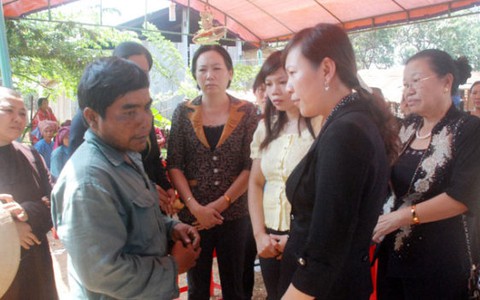 Hàng chục trẻ thành con mồ côi mẹ