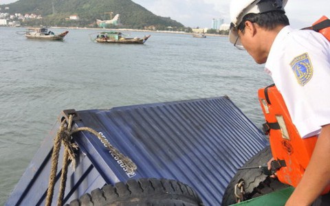 Vớt được nhiều container của tàu bị nghiêng
