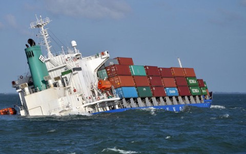 Tàu hàng bị đâm chìm, container rơi xuống biển