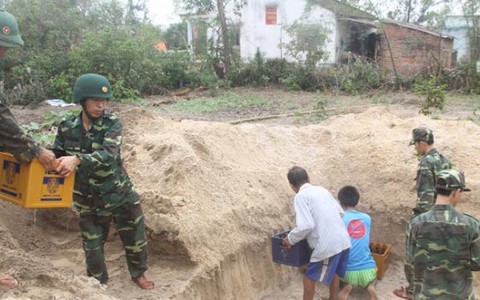 Quân đội "dàn trận" giúp dân chống bão