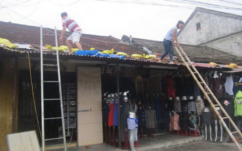 Dân phố cổ vừa chằng chống vừa lo lắng trước Haiyan