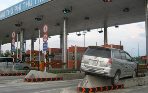Xe ô tô trèo lên con lươn trạm thu phí Thủ Thiêm