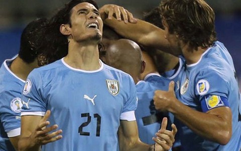 Cavani tỏa sáng đưa Uruguay đặt một chân đến World Cup 2014