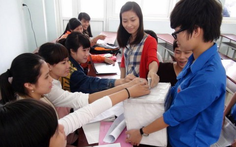 Sinh viên Huế hướng về Philippines