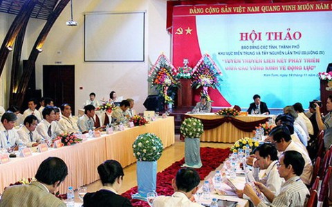 Tặng 20 triệu đồng cho gia đình phóng viên Hồng Sen
