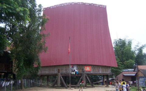 Hỗ trợ xây dựng mới nhà rông