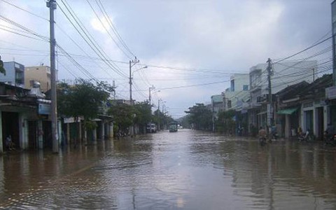 Mất điện nhiều nơi do nước dâng cao, núi lở