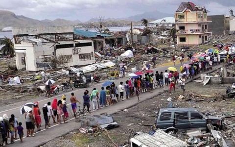 Xem clip người đi kẻ đến "thành phố chết" Tacloban