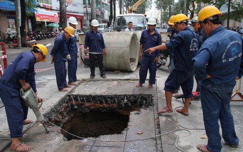 Bể cống thoát nước, xuất hiện hố tử thần 5m