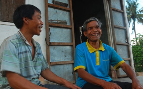 Già làng tặng đất