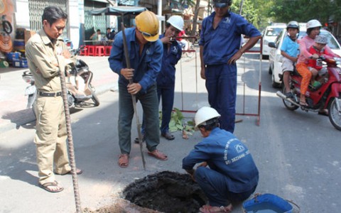 Tìm nguyên nhân "hố tử thần" giữa trung tâm TP.HCM
