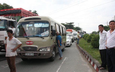 Quốc lộ 1 kẹt cứng hàng giờ ở cầu Cổ Cò