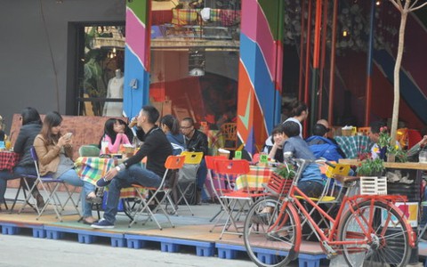Yêu cầu ngưng kinh doanh, Zone 9 vẫn sôi động