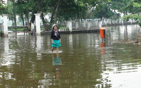 Triều cường tràn bờ, cư xá Thanh Đa bị ngập