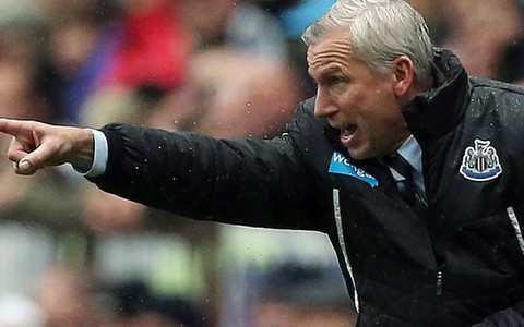 Newcastle đoạt hai giải thưởng tháng 11