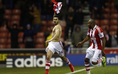 Stoke xuất sắc lội ngược dòng hạ Chelsea