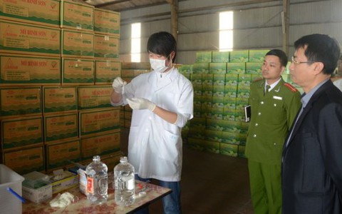 Bắt khẩn cấp giám đốc sản xuất rượu chết người