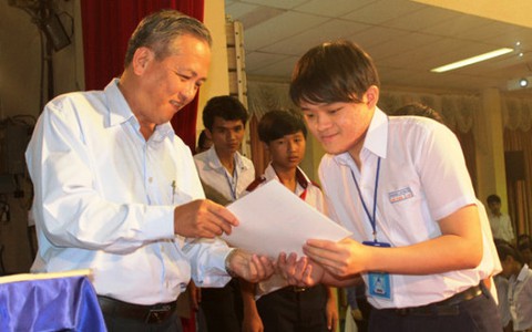 Trao 1,3 tỉ đồng học bổng "Cùng bạn vượt khó"