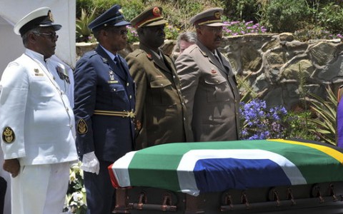 Ông Mandela an nghỉ trong lòng đất mẹ