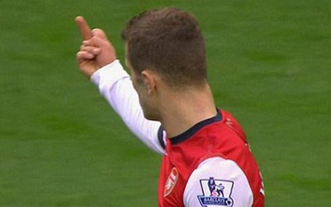 Dùng “ngón tay thối”, Wilshere bị cấm 2 trận